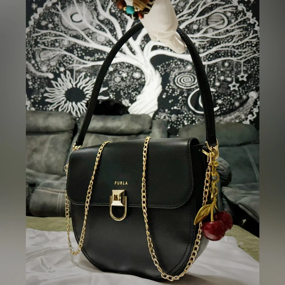 Vintage Furla soho Shoulder Bag Black Leather with Gold Accents new without tags - Picture 5 of 17